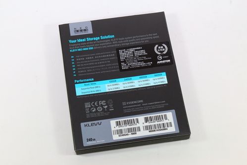 ▼包装背面标示产品特色,代理商资讯与记忆体基本规格